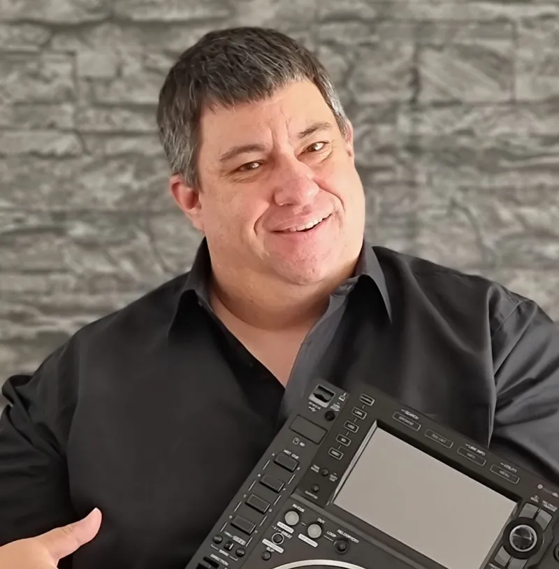 Portrait von DJ Kent, Hochzeits- und Event-DJ mit professionellem DJ-Equipment