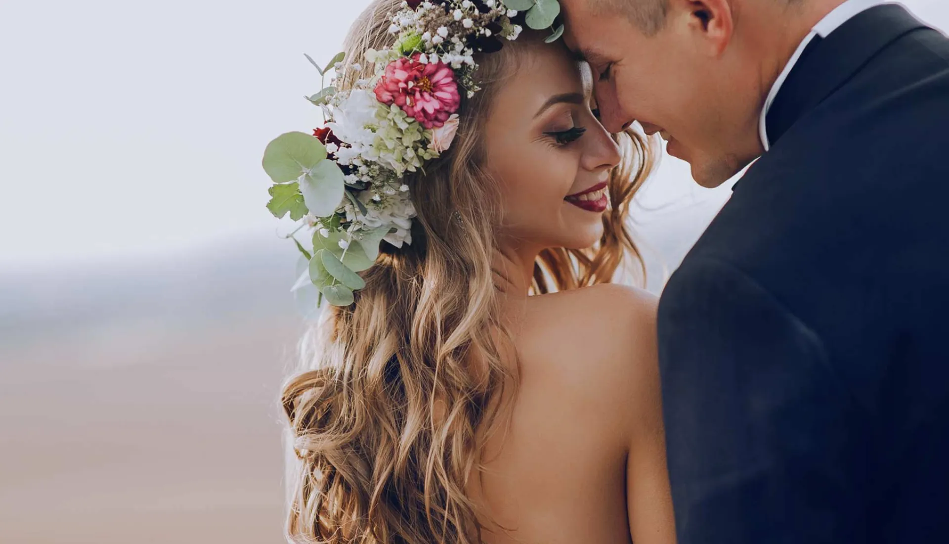 Braut und Bräutigam in inniger Umarmung bei einer romantischen Hochzeit