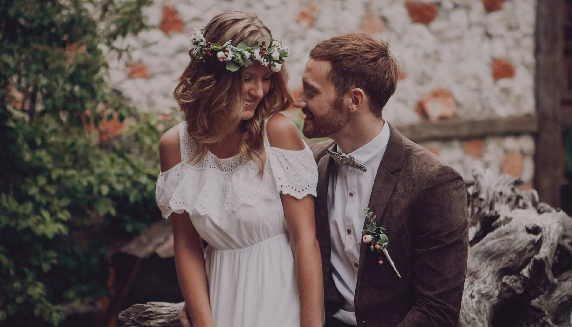 Braut und Bräutigam blicken sich liebevoll bei einer romantischen Hochzeit an